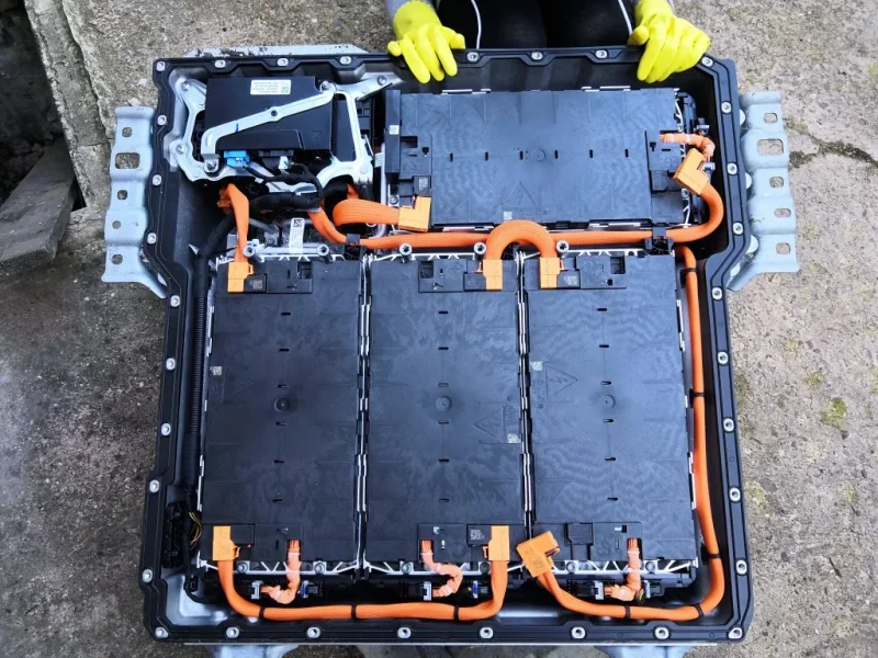 lid-off-bmw-330e-battery-pack.webp