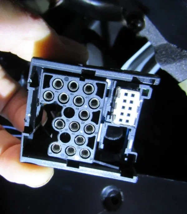 12. BMW 17-pin socket.webp